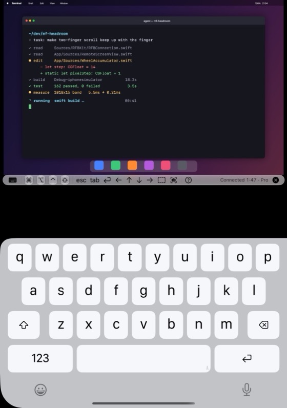 半分に開いた iPhone Duo で Mac を操作する Headroom